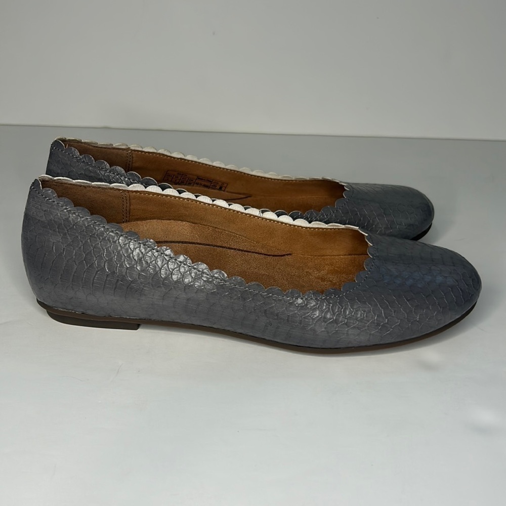 Vionic NWOT Julieta Scalloped Ballet Flat Grey Reptile Print Women's Size 5